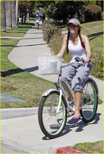 miley-cyrus-biker-babe-02[1] - Miley paparazzi
