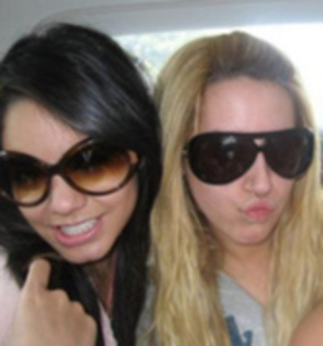 CATADROQVQMVNOPMMUX - ASHLEY TISDALE POZE RARE