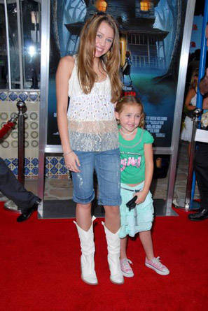 7570_Miley%20and%20sister[1] - Miley si familia ei