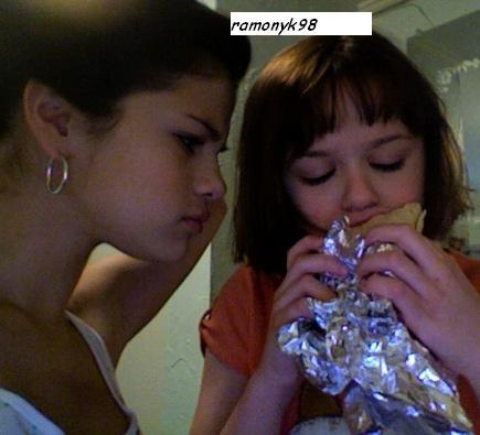  - SELENA GOMEZ POZE RARE