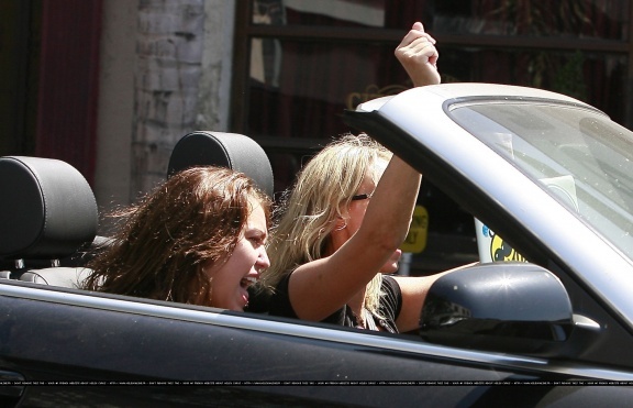 33eh6dz - Miley and her mother drive to Hollywood