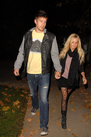 Ashley+Tisdale+boyfriend+Scott+Speer+start+Ng6lat5Ga3il