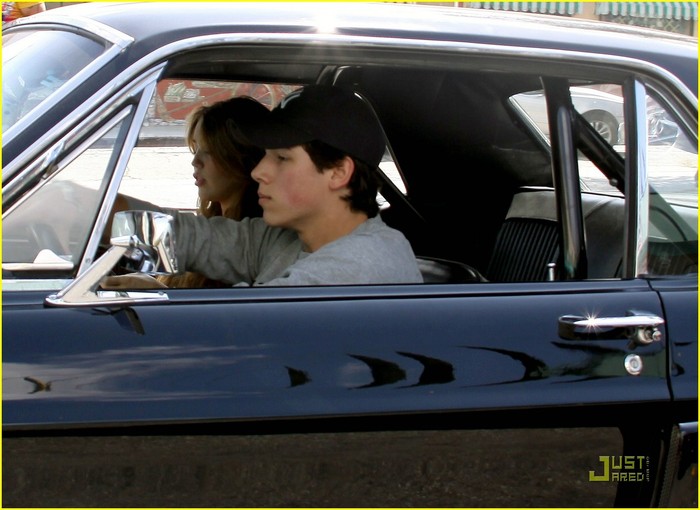 miley-cyrus-nick-jonas-village-idiot07