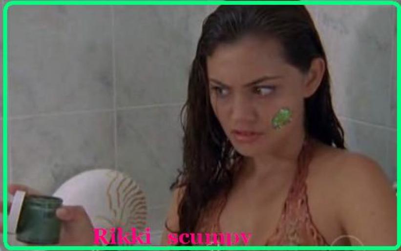 cleo q portiunea verde pe fatza - Cleo Sertori-Phoebe Tonkin