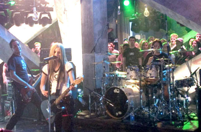 avril-lavigne-1210 - AVRIL LAVIGNE