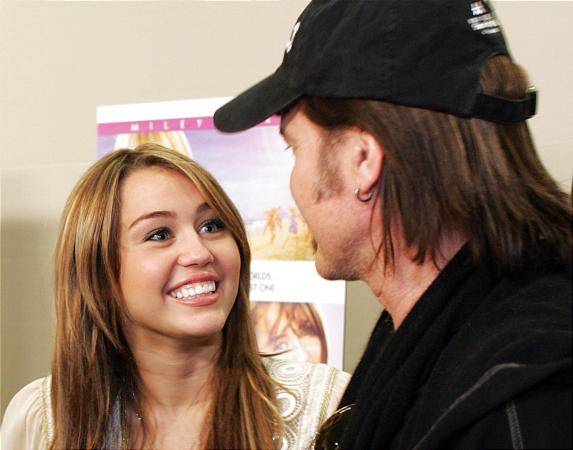 2m42ayv - miley cyrus la premiera fimului hannah montanna the movie