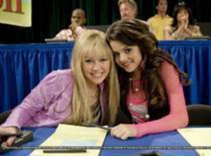 TFEJMTMZEQULCXFTEOD - Miley And Selena