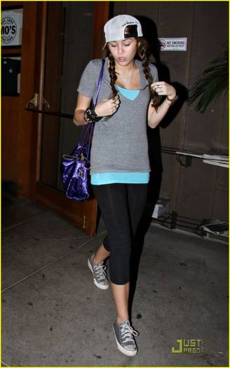 miley-cyrus-justin-gaston-mos-diner-04