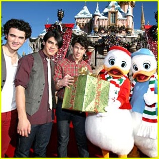 jonas-brothers-christmas-parade - MERRY CHRISTMAS JONAS BROTHERS