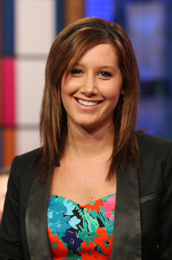 MTV+TRL+Presents+Cast+High+School+Musical+XKkfFKJ5flgl - Ashley Tisdale