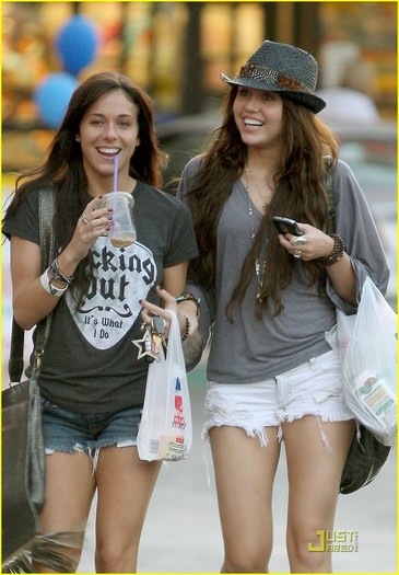 miley-cyrus-mandy-jiroux-reunited-03