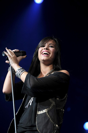 Demi+performs+in+Paris+iRp1icnTPLrl - 0-Demi Lovato-0