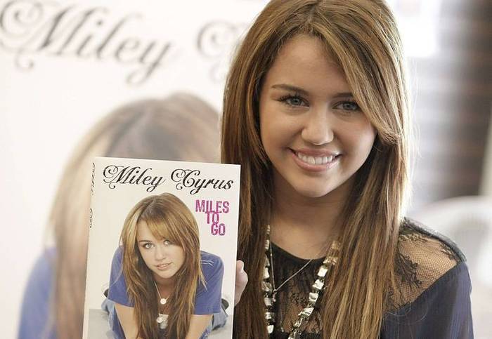 miles to go -the book - Produse hsm si hannah montana