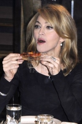 Madonna - Madonna- Se infrupta cu stil dintr-o pizza