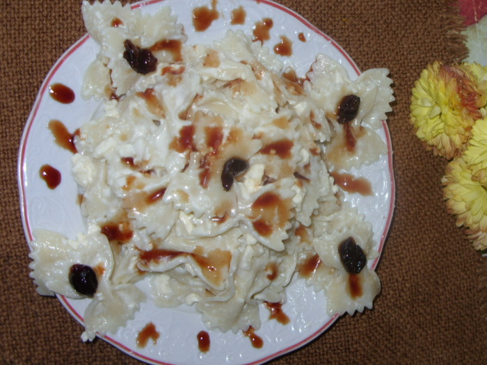 farfale cu branza si ...dulceata de visine