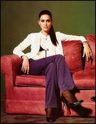 serezad sta pe canapea