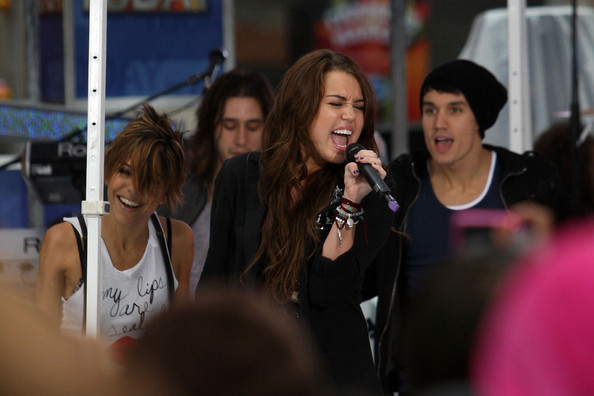 Miley+Cyrus+Performs+NBC+Today+xfJ2-pp-M1Hl[1]