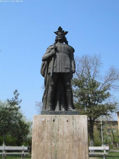 Statuia lui Mircea cel Batran - Turnu Magurele Poze Noi