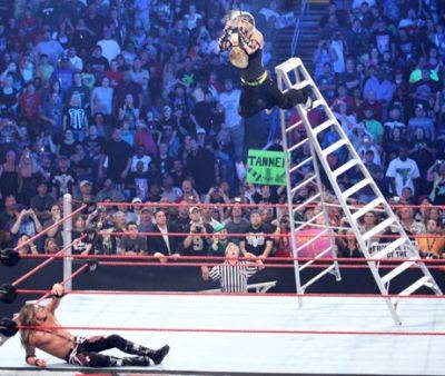 017524397 - Jeff Hardy vs Edge Ladder Match Extreme Rules