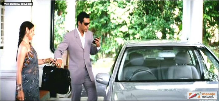 Pooja il conduce pe Rahul la masina ca o sotie iubitoare ce e!