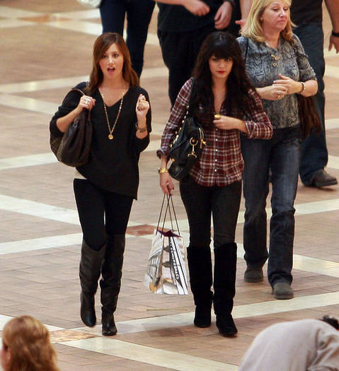 Vanessa Hudgens Ashley Tisdale Shopping Black Scq1bvXGO9Kl - Ashley si Vanessa