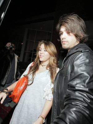 88200_miley-cyrus-and-justin-gaston-step-out-at-mr-chows-in-beverly-hills[1]