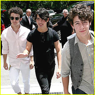 the-jonas-brothers-camp-rock-premiere[1]