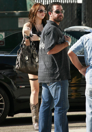 Miley+Cyrus+Arriving+Studio+Burbank+-4JHiYxmunql[1]