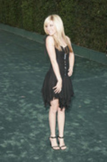 YXRKAFHTSEUISSHHJFJ - Ashley