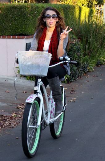 CTLMONORGBUFZZXVQPZ - Miley Cyrus cu  bicicleta