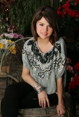 selena-pics-selena-gomez-6937250-269-400[1] - selena gomez