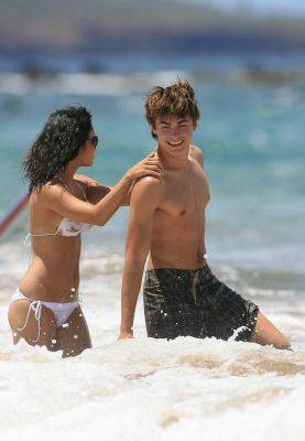 normal_zanessa_beach_candid_022