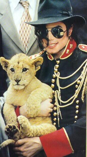 MJ & un pui de leu - Poze Michael Jackson k animale