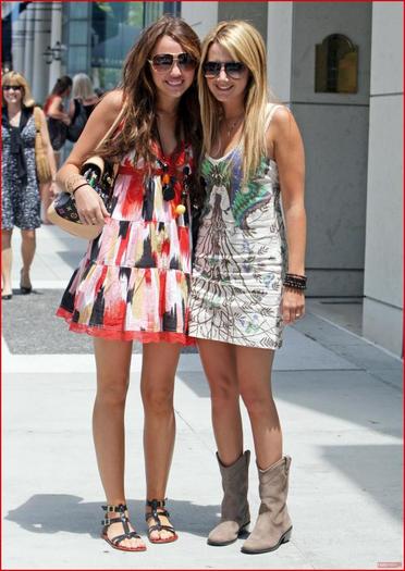 Miley_Cyrus_1244899583_0