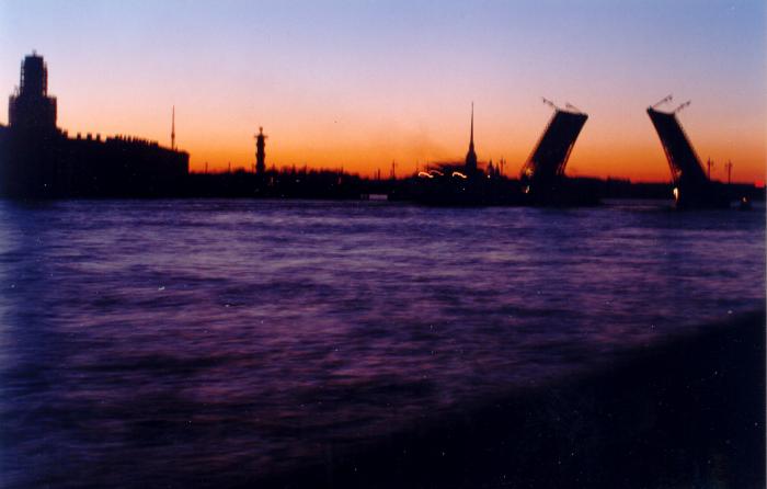 Sankt Petesburg-Noptile albe.Podurile care se deschid pentru a trece vapoarele pe Neva; Aceste poduri in jurul orelor 3 se ridica pentru a da liber vapoarelor sa circule in directia laculu
