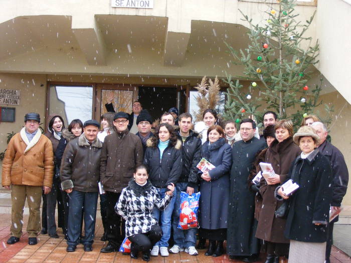Poza de grup cu pastorul comunitatii. - La colindat-2008