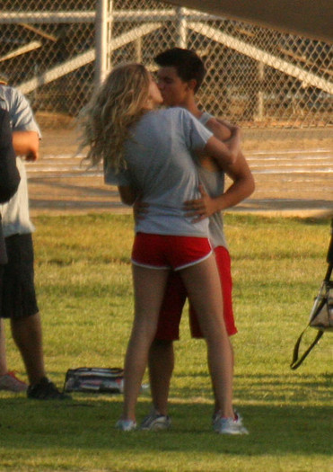 Taylor+Lautner+Flips+Taylor+Swift+HxatuNWIEFql