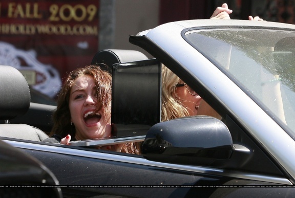 2qjlueg - Miley and her mother drive to Hollywood