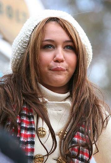 spl63969_002.0.0.0x0.400x586[1] - Miley la Macys Thanksgiving Day Parade