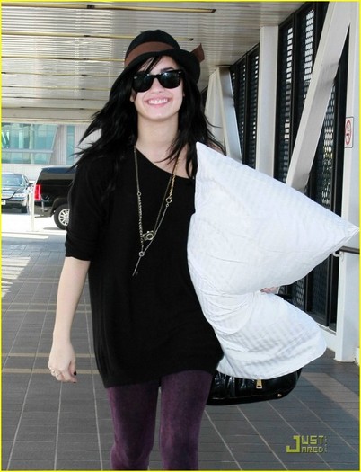 xldo9d - Demi Lovato is LAX Lovely