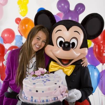 74034_miley-cyrus-and-mickey-celebrate-her-sweet-16-birthday[1]