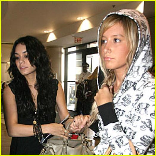 vanessa-hudgens-ashley-tisdale-reunion