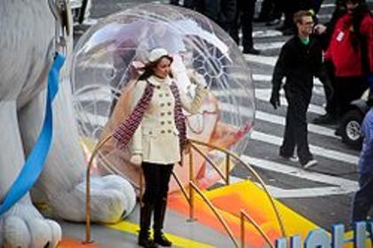 250px-Miley_Cyrus_at_the_Macy%27s_Thanksgiving_Day_Parade - imagini Hannah-Miley