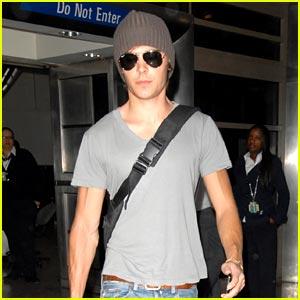 zac-efron-lands-lax