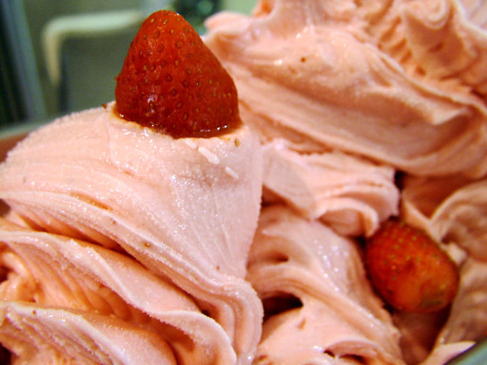 800px-Strawberry_Ice_Cream_with_Strawberries_01