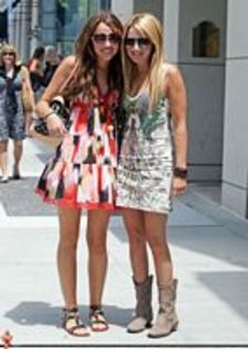 sm-5 - MILEY CYRUS AND ASHLEY TISDALE  shopping
