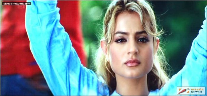 Il vede pe Rahul facandu i cu mana..ea necunoscandu-l!