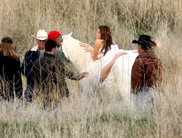 GXLZZKRJCCIVITCEFXF - miley-hannah