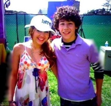 nick-miley-miley-cyrus-and-nick-jonas-780730_387_372[1] - Miley Cyrus and Nick Jonas