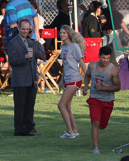 Taylor+Lautner+Flips+Taylor+Swift+53aLehv0RcNl